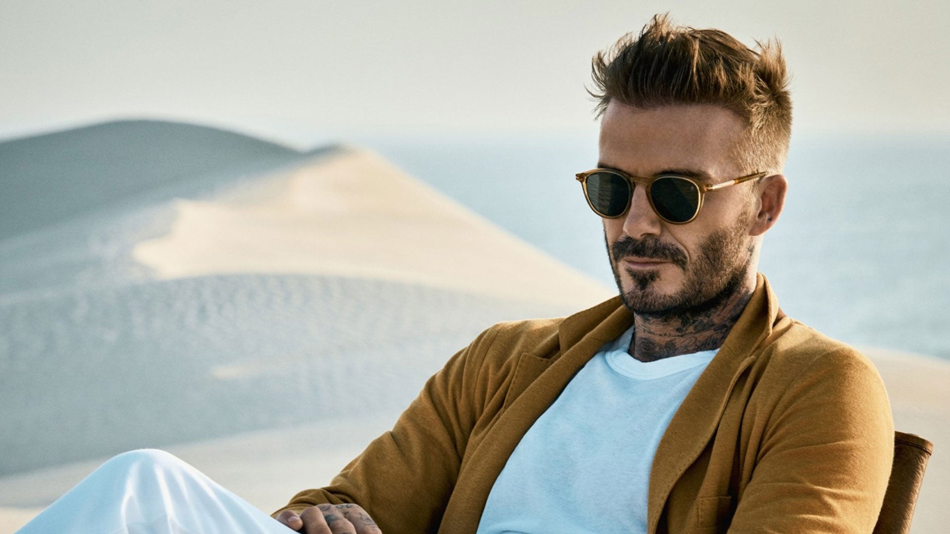 David Beckham Sonnenbrillen Aktion – Designer Sonnenbrillen getragen von einem Mann in einer Wüstenlandschaft