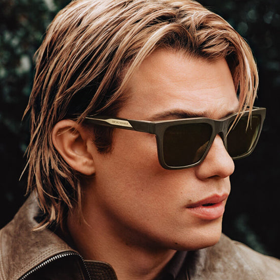 Emporio Armani Damen-Sonnenbrille mit schwarzem Rahmen, elegantes und modernes Design.