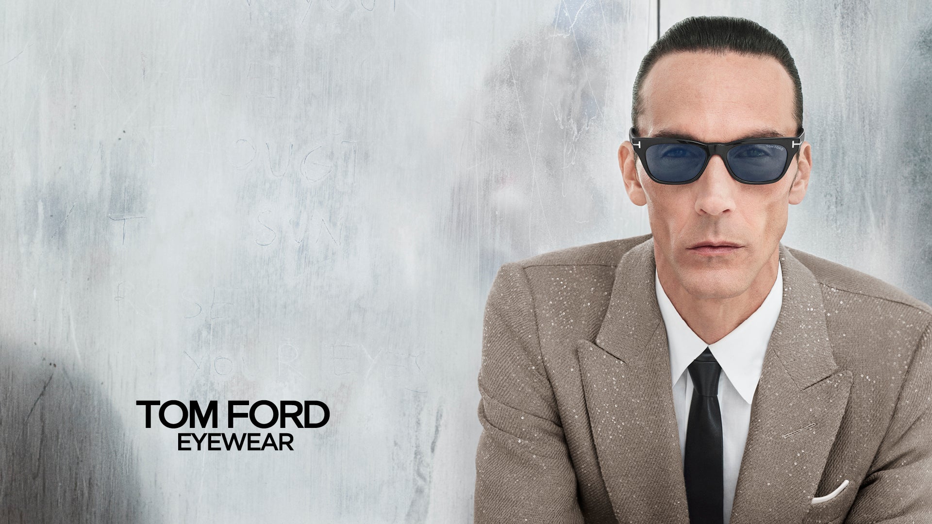 Nahaufnahme eines Mannes, der Tom Ford Sonnenbrillen aus der Fall/Winter 2025 Kollektion trägt. Eleganz und anspruchsvoller Stil für die kältere Jahreszeit.