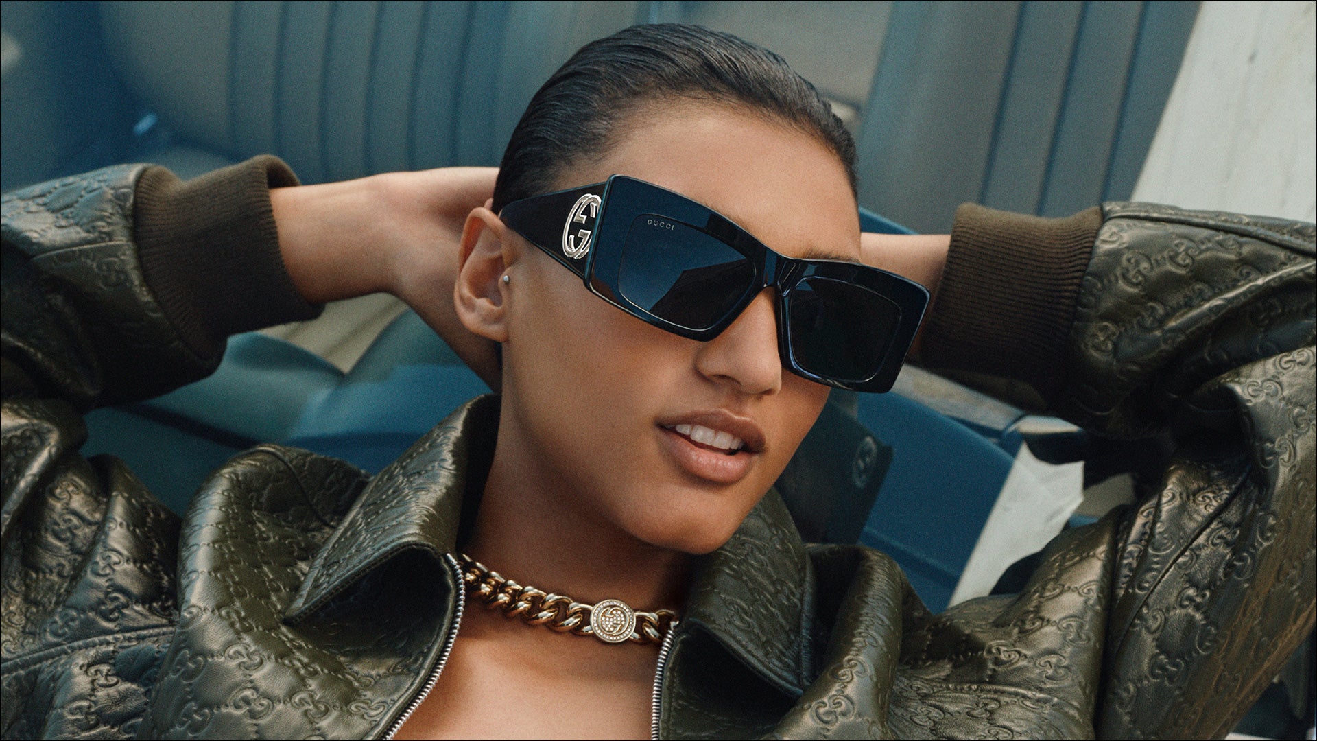 Junge Frau mit ikonischer Gucci Sonnenbrille aus Acetat aus der neuen Kollektion