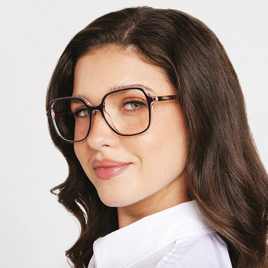 Guess Damen-Brille mit übergroßem braunem Rahmen, modernes und feminines Design.