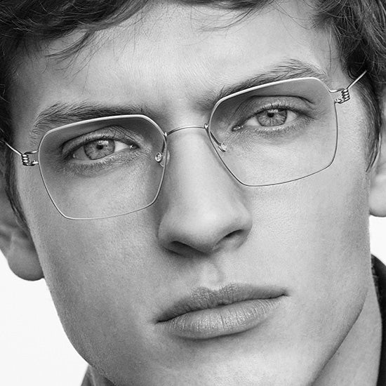 Junger Mann trägt Lindberg Air Titanium Rim Brille, leichte Titanfassung mit minimalistischem Design.