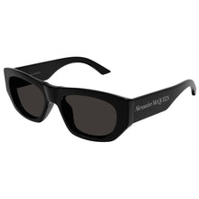 Lade das Bild in den Galerie-Viewer, Sonnenbrille Alexander McQueen, Modell: AM0450S Farbe: 001
